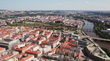 Prag Tren İstasyonunun Üzerinden Uçuyor Modern Binaları Keşfediyor Avrupa İnsansız Hava Aracı