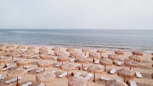 豪华度假胜地飞越海滩伞盖飞向海燕空中黑海淡季保加利亚欧洲旅游 — 图库视频影像
