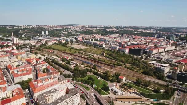 Praga Estação Ferroviária Chegando Tram Outskirts Perspectiva View Slow Move — Vídeo de Stock