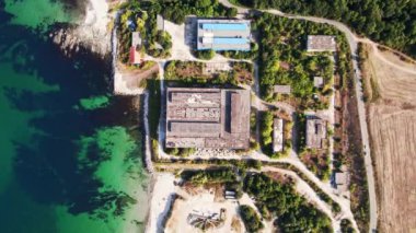 Terk Edilmiş Deniz Kıyısı Sanayi Kompleksi Parlak Gün Sahil Mavi Su Aşağı Avrupa