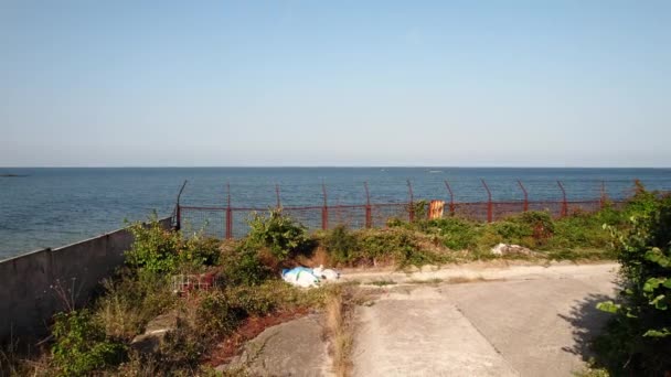 Εγκαταλελειμμένη Θάλασσα Βιομηχανικό Σύρμα Φράχτη Φωτεινή Ηλιόλουστη Μέρα Ακτή Μπλε — Αρχείο Βίντεο