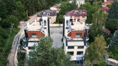 Modern Konut Kompleksinden Uç Bulutlu Gün FPV Yükselen Avrupa