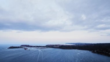 Şiddetli Rüzgarlar Kara Gök Fırtınası Zaman Akımı 'na yaklaşıyor. Avrupa Kıyı Kasabası' na doğru ilerleyin.