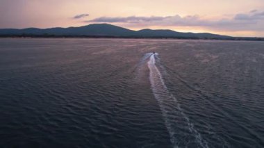Güneş Sahil Kıyısı Jetski Şatosu Sabah Yarışı Canlı Turuncu Gökyüzüne Dağ İzleme Sahili 'nin üzerinden