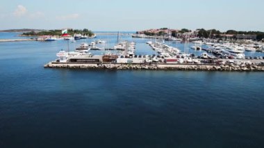 Marina Rıhtımı Yatları Güneşli Gün Güzeli 'nin yanından geçiyor. Bulgaristan' ın Şatafatını Gevşetin.