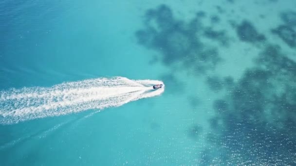 Jetski码头到游艇豪华生活清澈的水岛海岸阳光明媚的一天下降平行度假放松欧洲 — 图库视频影像