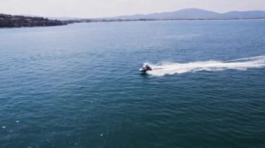 Jetski Sürücüleri Hızlı Lüks Yaşam Tarzı Ada Okyanus Güneşi Günü Paralel FPV İnsansız Hava Aracı Avrupa 'yı İzliyor