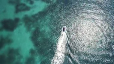 Jetski 'nin Yat' a yanaşması Lüks Hayat Sahil Temiz Su Adası Açık Güneş Günü Tatil Sahil Kıyısı