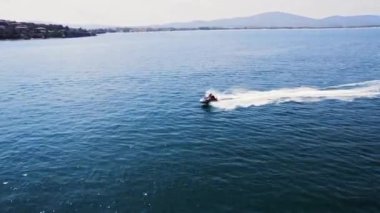 Paralel Jetski Sürücülerini Takip Et Hızlı Sahil Denizi Soldan Sağa Parlak Gün Tatili Avrupa 'yı Rahatlat