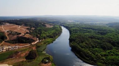 Nehir boyunca uç, Delta Sahili Kumsalları, Kıyı Kanosu, Reveal Hills Ormanı, Sıcak Kurak Gün Avrupa.