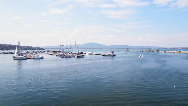 Marina Boats Terbang Melalui Dekat Nona Reveal Coast Lonely Yacht — Stok Video