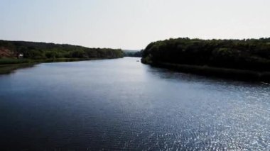Sahil Nehri Delta FPV Nehir Boyunca Aşağı Uç Kanolar Spor Sıcak Kuru Güneşli Gün İklimi