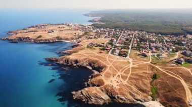 Sahil Kıyısı Kayalıkları Tatil Köyü Yörüngesi Reveal Dağları Tepeleri Manzarası Deniz Kenarı