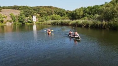 Orman Nehri Meander Kanoları Turistleri Sıcak Güneşli Avrupa Günü