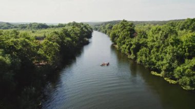 Orman Nehri Meander Kanoları Turistleri Sıcak Güneşli Gün Bulgaristan Avrupa