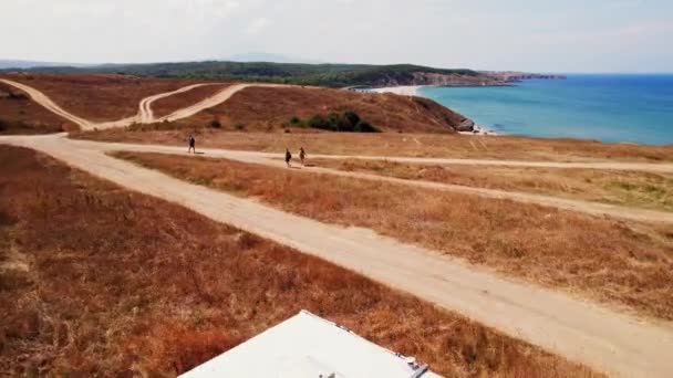 駐車場を明らかにするために砂丘の上を飛ぶ海辺の崖 黒海観光客シーサイド — ストック動画