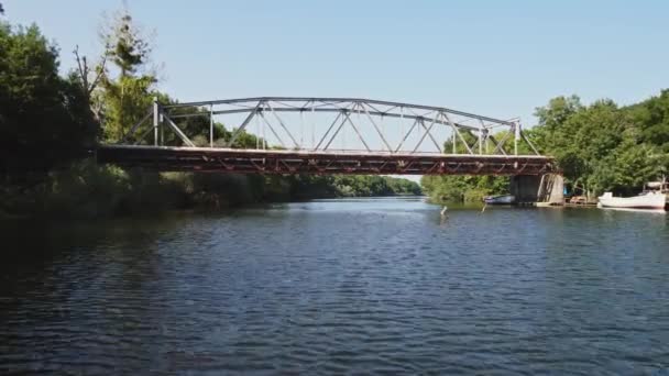 Köprü Kanoları Altındaki Orman Nehri Geçidi Turistler Sıcak Güneşli Gün — Stok video