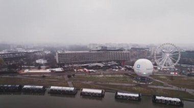 Krakow Polonya Kötü Hava Yağmurlu Hava Aracı Yörüngesi Hiperlapa Cephesi Geri Forum Oteli Ferris Wheel River Ofis Binası Avrupa Görüntüleri