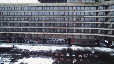 Krakow Polonya 'daki Forum Oteli Kötü Hava Yağmurlu Hava Dronu Dronie' den Uzaklaşıyor Sovyet Zalim Mimarisi Tarihi Avrupa Görüntülerini gözler önüne seriyor