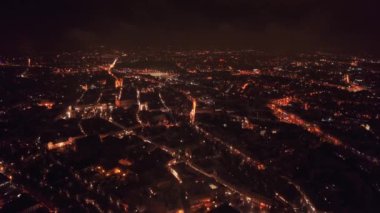 Krakow Merkezi 'nin Gece Havası İniş Zamanı Klüpleri Yağmur Avrupa' daki Sokakları Işıklandırıyor Polonya