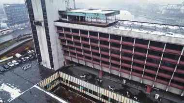 Krakow Polonya 'daki Forum Oteli Kötü Hava Yağmurlu Hava İHA Çemberi Sovyet Brütürist Mimarisinin Üzerinde Uçuyor Tarihi Avrupa Görüntüsü