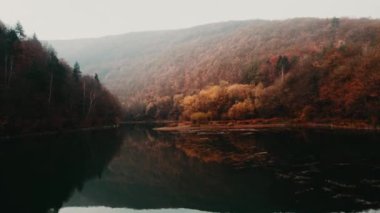 Bulutlar Sis Gölü Köprünün Altından Uçuyor v2 İnsansız Hava Aracı Bulgaristan Avrupa