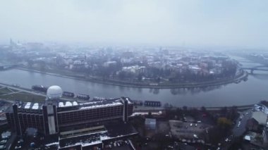Krakow Polonya Karlı Karlı Moody Soğuk Yağmurlu Hava Aracı Nehir Üzerinde Uçuyor Tarihi Şehir Merkezi Avrupa Görüntüleri