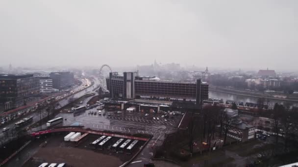 克拉科夫波兰黑暗的心情寒冷的天气下着白雪空中干燥机在后方缓慢的苏联论坛酒店摩天轮办公大楼交通堵塞拉什大道欧洲形象 — 图库视频影像