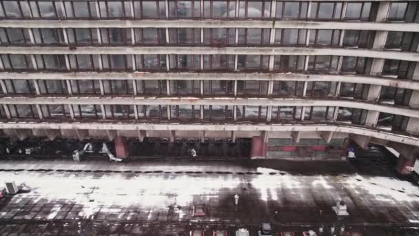 波兰克拉科夫论坛酒店恶劣天气雨雪空中飞机场特写专栏作家对称苏联野蛮建筑历史上的欧洲形象 — 图库视频影像