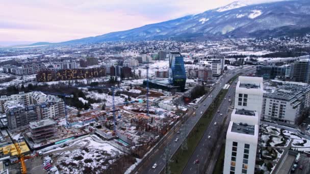 Modernes Bürogebäude Wintermorgen Drohne Steady Stillleben Autos Menschen Arbeiterklasse Sofia — Stockvideo
