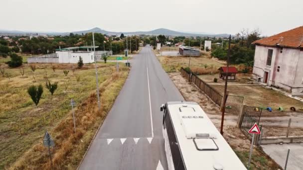 Fly Aalong Bus Rise Reveal Village Rural Village Bulgaria Europe — Stock video