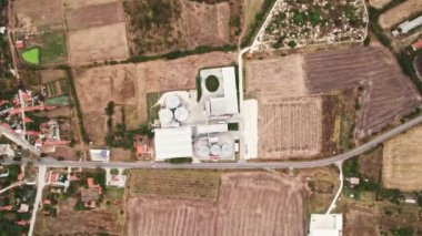 Bulgaristan 'ın Yüksek Kırsal Köyü' nden Gri Silo Buğday Üretim Tesisi, Avrupa 'nın Bulutlu Günü
