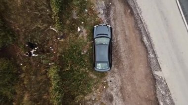 Yol kenarına park edilen araba manzaralı doğa manzaralı yükselen otoban su deposu görüntüsü.