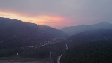 Misty Sunset Dağ Yolu Su Barajı Endüstriyel Bölge Polis Devriye Bölgesi Karantina Bölgesi