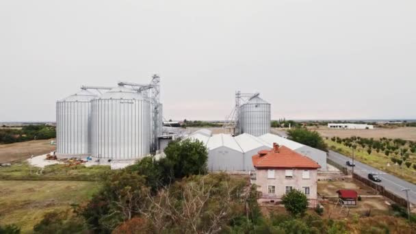 Grauwe Silo Tarwebrood Productie Plant Vliegen Door Plant Factory Platteland — Stockvideo