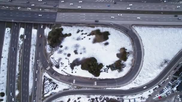 Nowoczesne Skrzyżowanie Zimowy Ranek Drone Top View Martwa Natura Samochody — Wideo stockowe