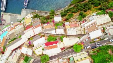 İtalya 'nın Vibrant Positano Toprak Zoom' u Çatıda Uzanan Güneş banyosu Dronu Güneşli Parlak Deniz İHA 'sı