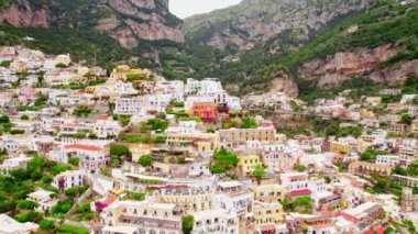İtalya Titrek Zamanlaması Positano Tepesi Evleri Yörüngesi Deniz Tekneleri Sıcak Yaz Günü Hava İnleme İHA 'sı