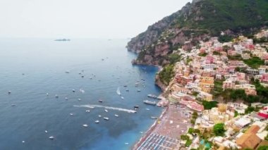 İtalya 'nın Titrek Positano Dalgıcı Fpv' de Küçük Plaj Tekneleri Gezintisi Gemileri Kalesi İnsansız Hava Aracı