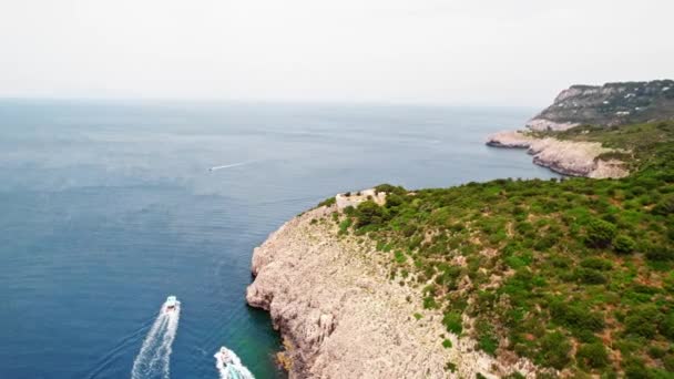 Italien Lebendige Capri Boote Yachten Kreisen Links Niederaltriges Monument Flacher — Stockvideo