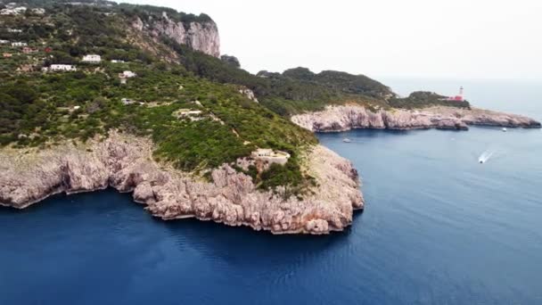 Italien Vibrerande Capri Fyr Resort Båtar Yachts Omloppsbana Aged Monument — Stockvideo