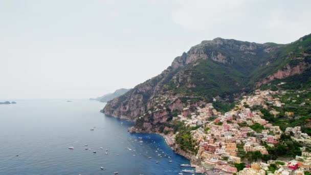 Itálie Vibrant Positano Shoreline Fly City Pan Right Drone Aerial — Stock video