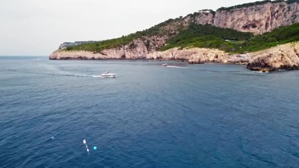 Itália Órbita Vibrante Torno Barco Perto Capri Island Drone Aéreo — Vídeo de Stock