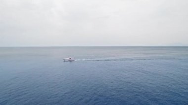 İtalya Canlı Sahilleri Okyanusta Tekne Yatı Hızlanma Yörüngesi İHA Hava Yolunu İzliyor
