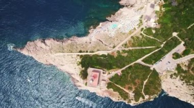 İtalya Canlı Capri Deniz Feneri Turist Tatil Köyü Uçurumları Okyanus manzaralı Yavaş Kara İnsansız Hava Aracı