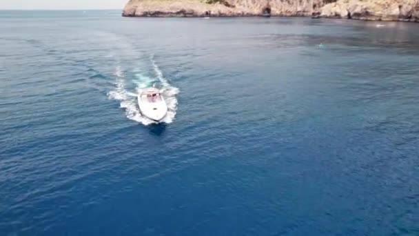 Olaszország Vibrant Orbit Boat Közel Capri Island Drone Aerial — Stock videók