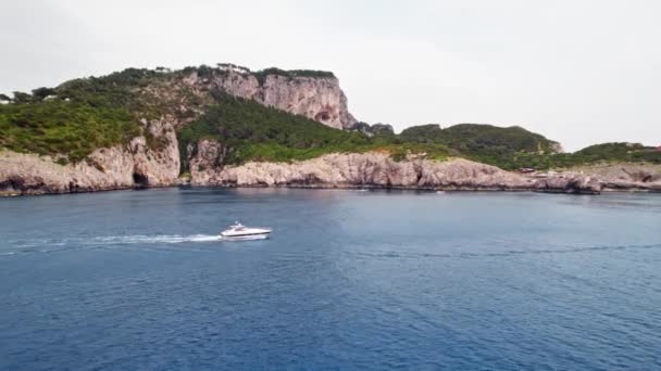 Itálie Pulzující Capri Yacht Vyzvednout Rychlost Útesy Vyhlídkové Místo Maják — Stock video