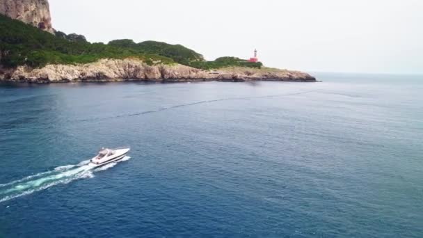 Italia Vibrante Capri Yacht Raccogliere Velocità Scogliere Belvedere Punto Faro — Video Stock