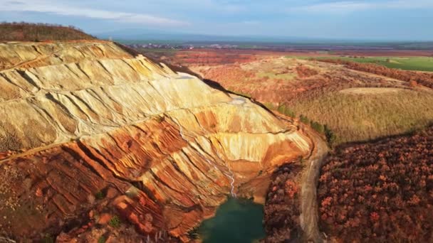 Огромный Горный Горнодобывающий Бизнес Dune Proxition Flight Drone Clay Pond — стоковое видео
