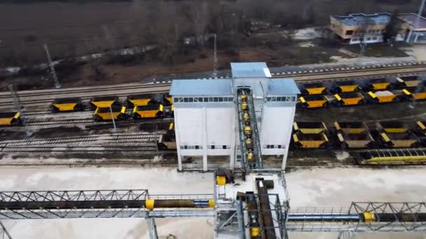 Big Sand Pit Machinery Carros Ferroviarios Amarillos Órbita Planta Envejecida — Vídeo de stock
